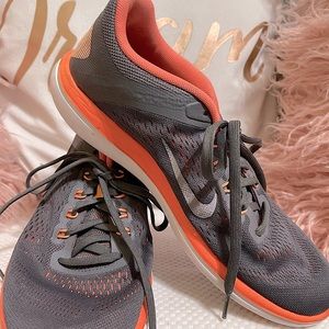 Nikes Woman FitSole RN Athletic Shoes